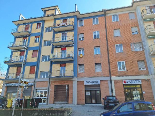 Locale Commerciale in vendita a Marche, Ancona