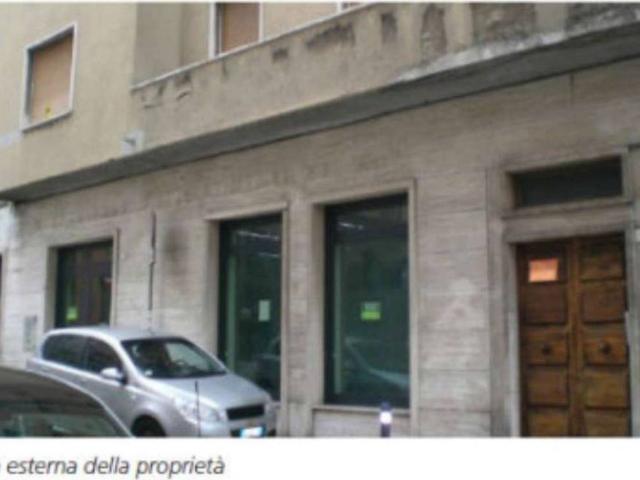 Locale Commerciale in vendita a Capodimonte, Marche