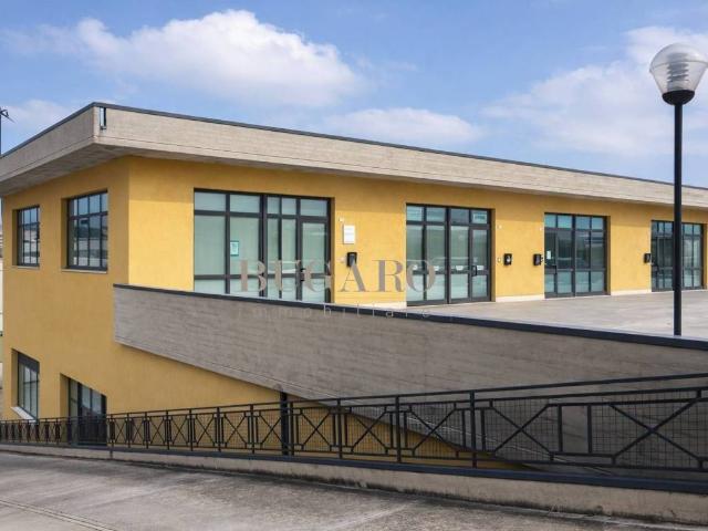 Locale Commerciale in vendita a Baraccola Ovest, Marche