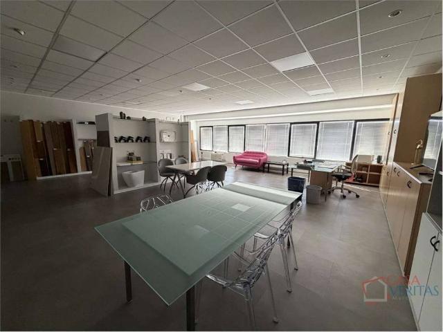 Locale Commerciale in vendita a Baraccola Ovest, Marche