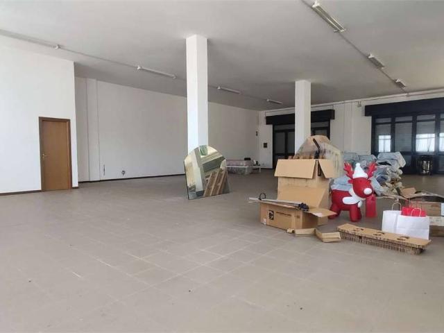 Locale Commerciale in vendita a Baraccola Ovest, Marche