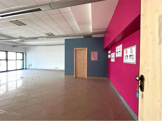 Locale Commerciale in vendita a Baraccola Ovest, Marche