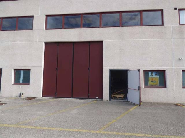 Locale Commerciale in vendita a Baraccola Ovest, Marche