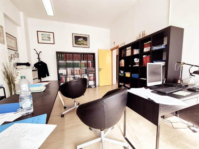 Locale Commerciale in vendita a Vallemiano, Marche