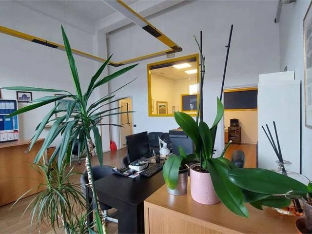 Locale Commerciale in vendita a Baraccola Ovest, Marche