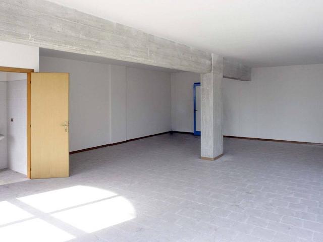 Locale Commerciale in vendita a Ponte Rosso, Marche