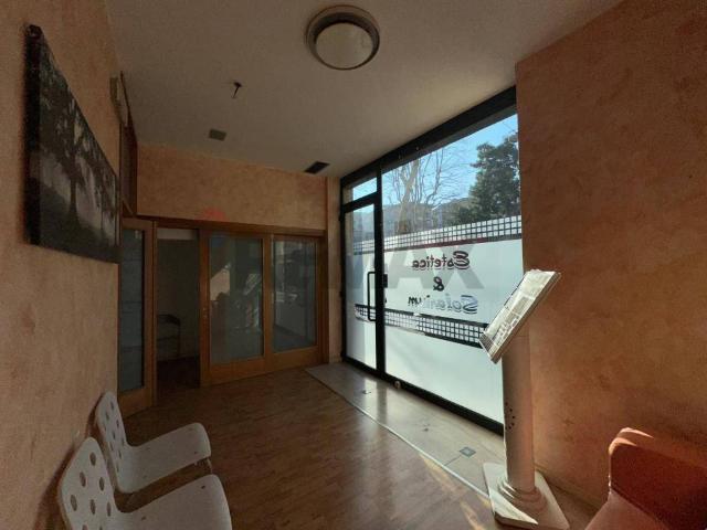Locale Commerciale in vendita a Piano San Lazzaro, Marche