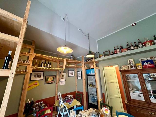 Locale Commerciale in vendita a Capodimonte, Marche