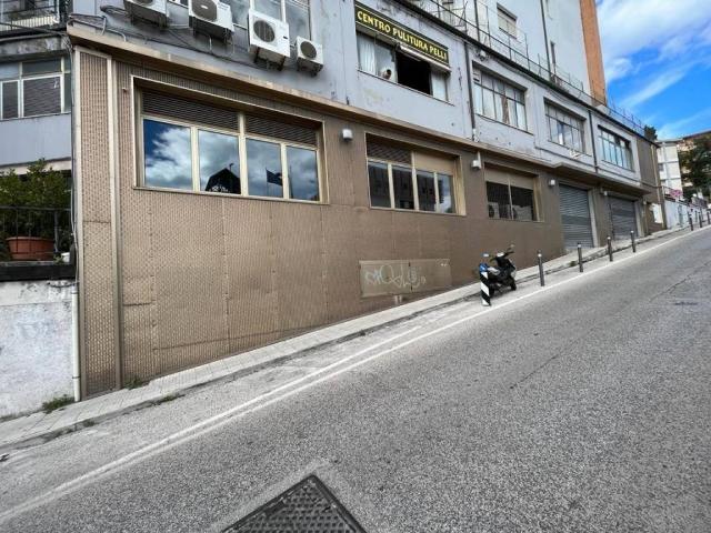 Locale Commerciale in vendita a Vallemiano, Marche