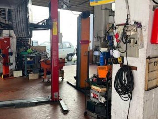 Locale Commerciale in vendita a Palombare, Marche
