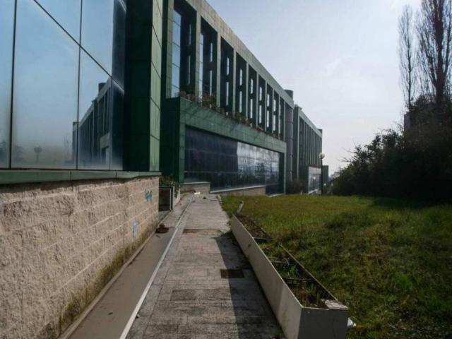 Locale Commerciale in vendita a Brecce Bianche, Marche