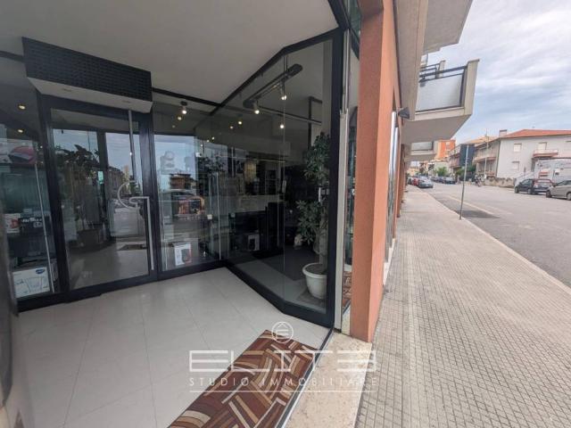 Locale Commerciale in vendita a Marche, Ancona