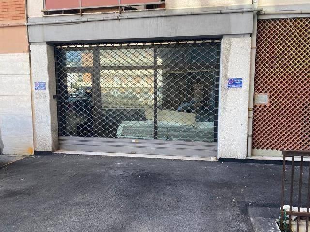 Locale Commerciale in vendita a Vallemiano, Marche