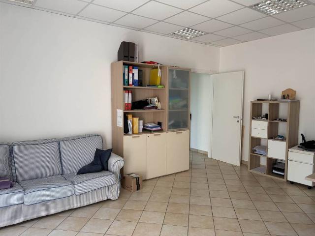 Locale Commerciale in vendita a Baraccola Ovest, Marche