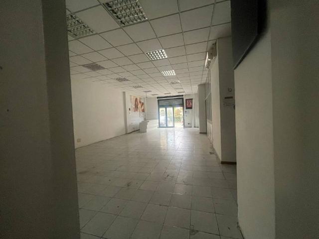 Locale Commerciale in vendita a Marche, Ancona