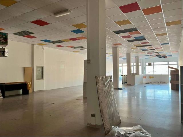 Locale Commerciale in vendita a Baraccola Ovest, Ancona