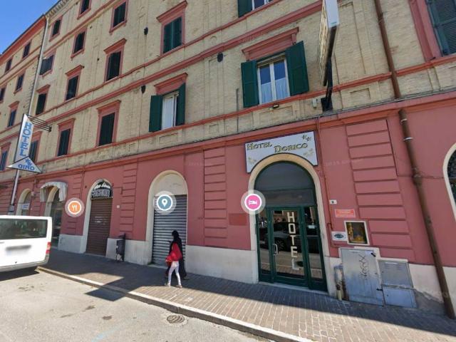 Locale Commerciale in vendita a Marche, Ancona