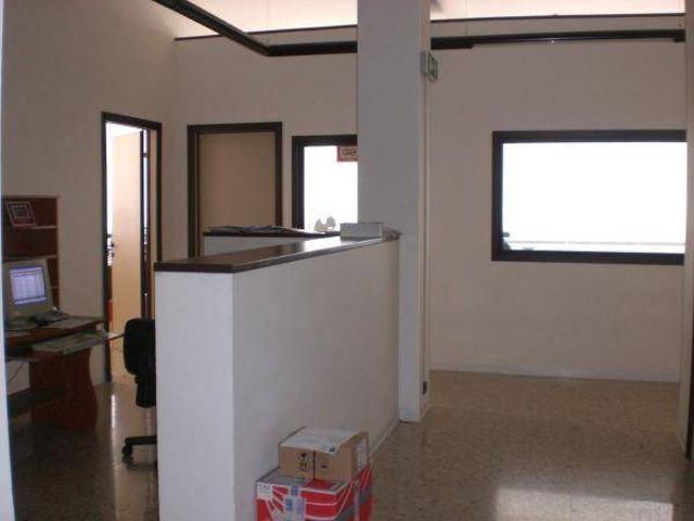 Locale Commerciale in vendita a Palombare, Marche