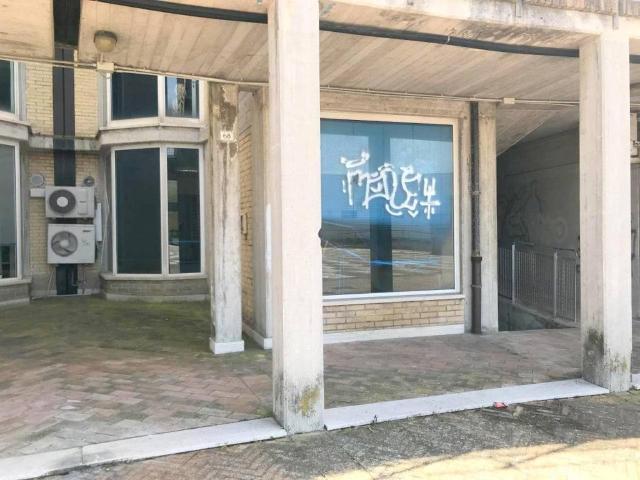 Locale Commerciale in vendita a Brecce Bianche, Marche