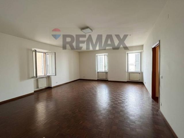 Locale Commerciale in vendita a Capodimonte, Marche