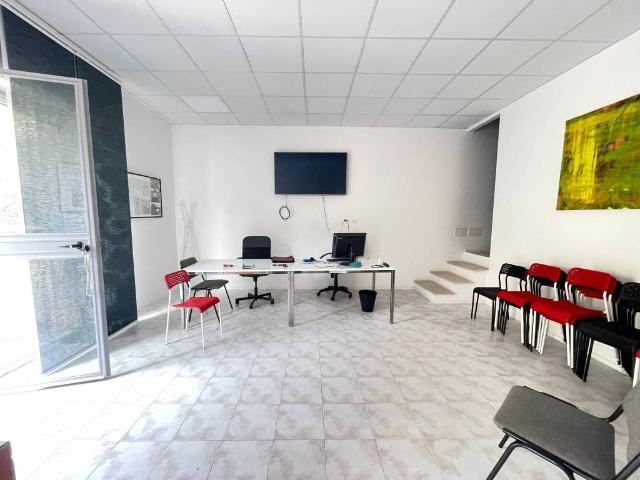 Locale Commerciale in vendita a Passetto, Marche