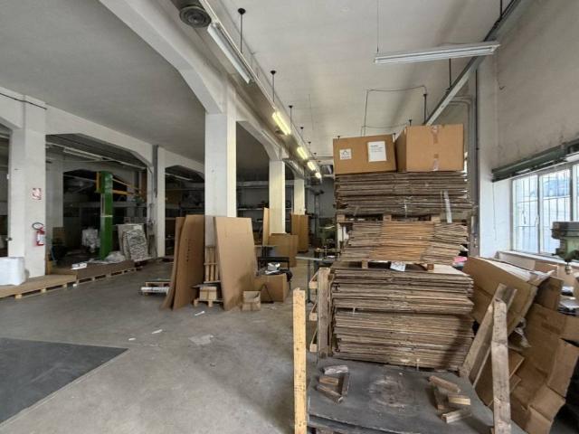 Locale Commerciale in vendita a Baraccola Est, Marche