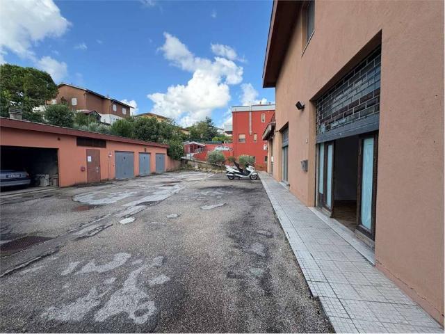 Locale Commerciale in vendita a Baraccola Ovest, Marche