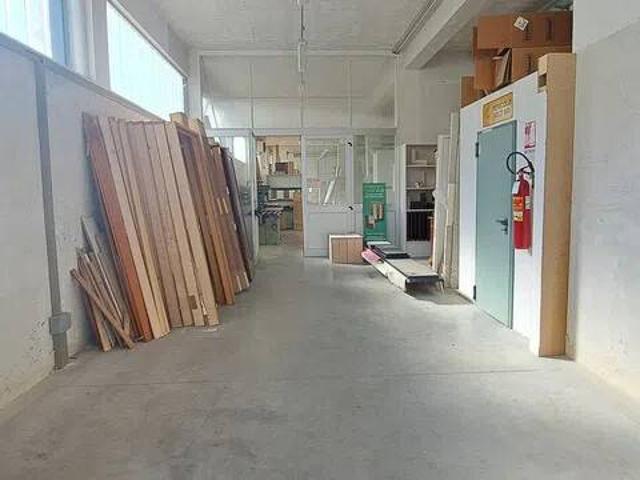 Locale Commerciale in vendita a Marche, Ancona