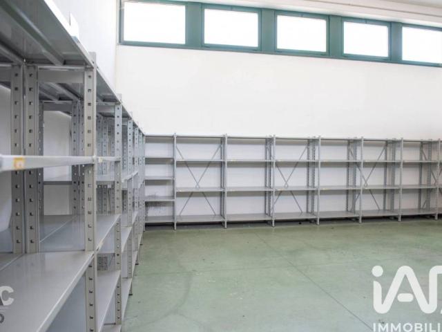 Locale Commerciale in vendita a Baraccola Ovest, Marche
