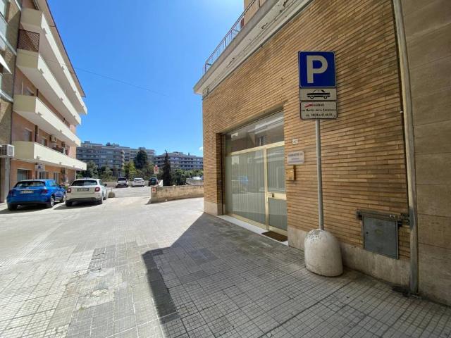 Locale Commerciale in vendita a Vallemiano, Marche