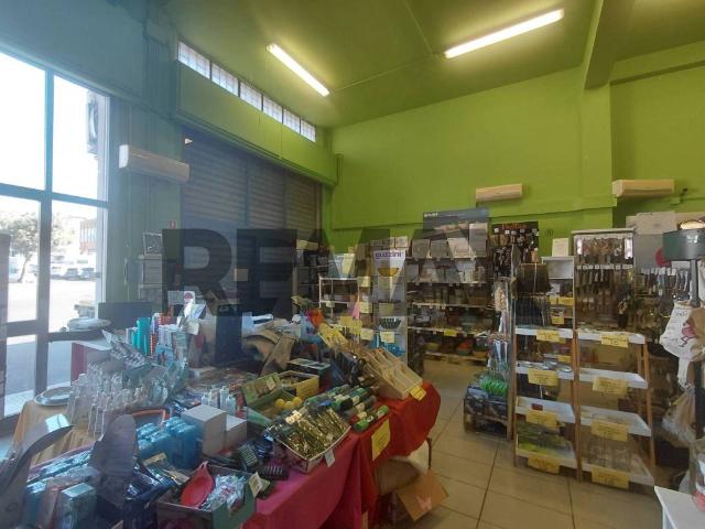 Locale Commerciale in vendita a Palombare, Marche