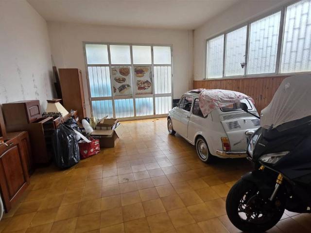 Locale Commerciale in vendita a Baraccola Ovest, Marche