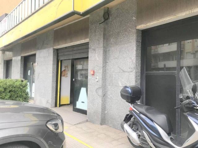 Locale Commerciale in vendita a Montirozzo, Ancona