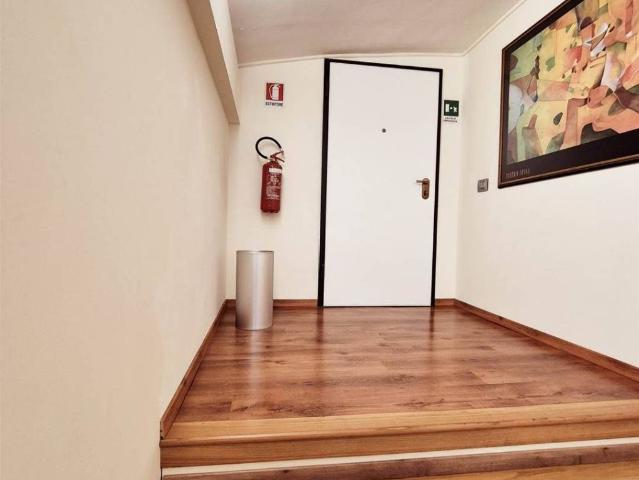 Locale Commerciale in vendita a Baraccola Ovest, Marche