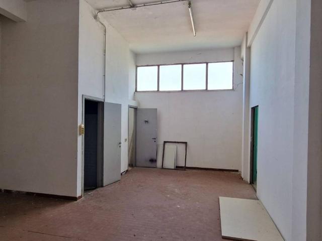 Locale Commerciale in vendita a Palombare, Marche