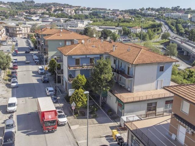 Locale Commerciale in vendita a Baraccola Ovest, Marche