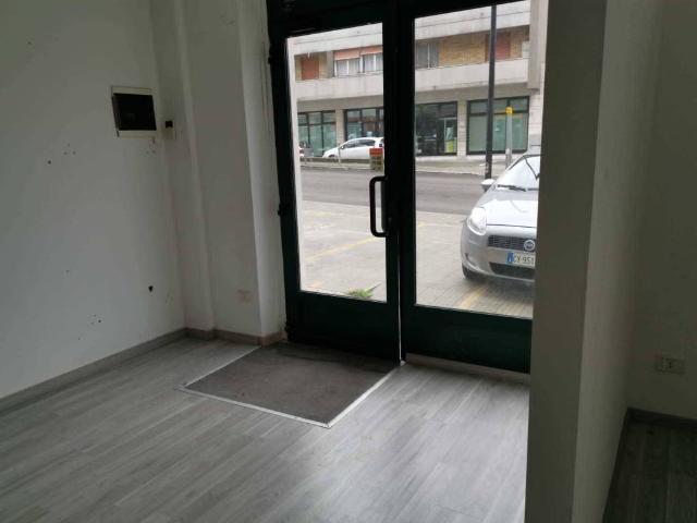 Locale Commerciale in vendita a Vallemiano, Marche