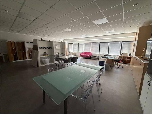 Locale Commerciale in vendita a Baraccola Ovest, Marche