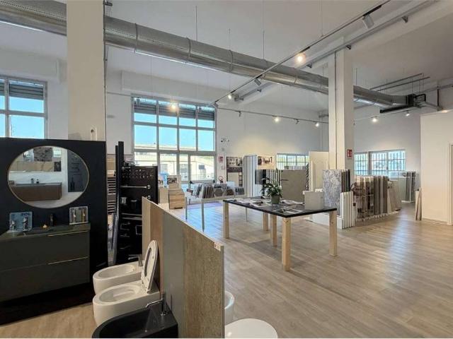 Locale Commerciale in vendita a Baraccola Ovest, Marche