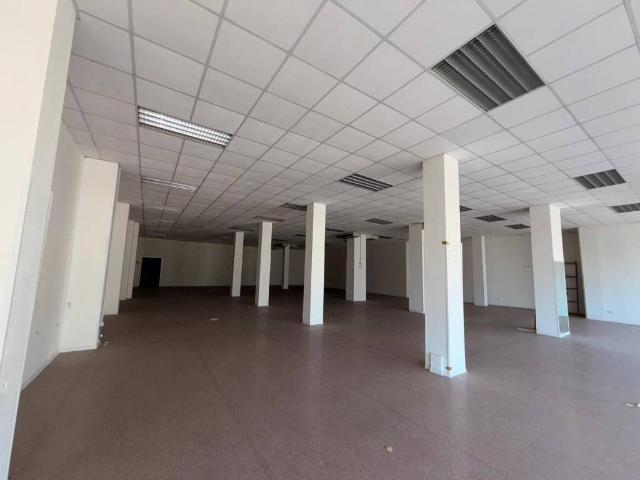 Locale Commerciale in vendita a Baraccola Ovest, Marche