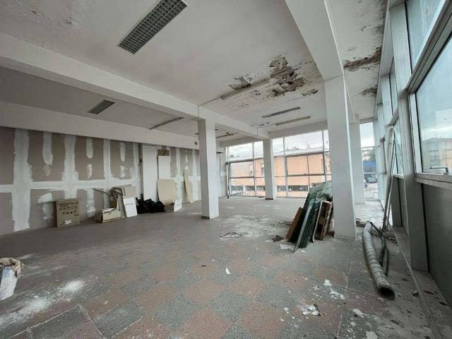 Locale Commerciale in vendita a Baraccola Ovest, Marche