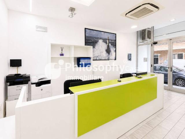 Locale Commerciale in vendita a Passetto, Marche