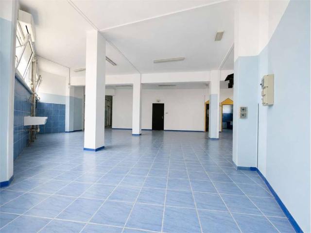 Locale Commerciale in vendita a Palombare, Marche