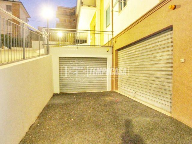 Locale Commerciale in vendita a Posatora, Marche