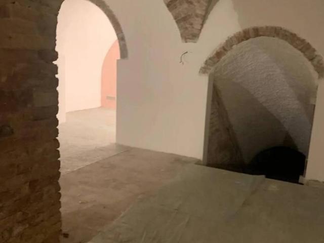 Locale Commerciale in vendita a Capodimonte, Marche