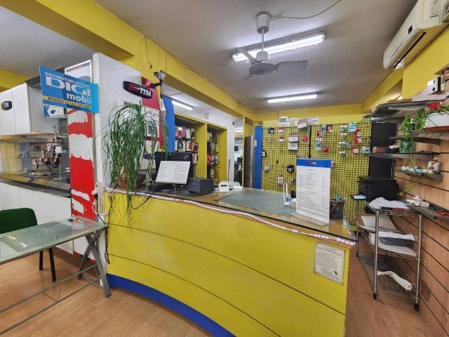 Locale Commerciale in vendita a Marche, Ancona