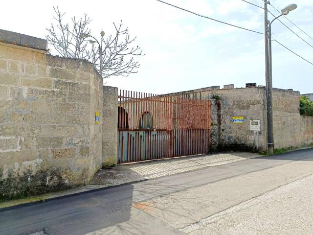 Locale Commerciale in vendita a Puglia, Lecce