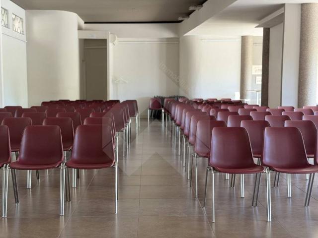 Locale Commerciale in vendita a Puglia, Barletta-andria-trani