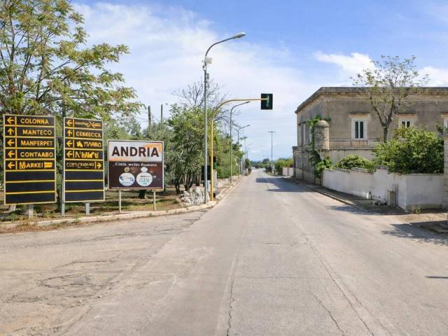 Locale Commerciale in vendita a Puglia, Barletta-andria-trani