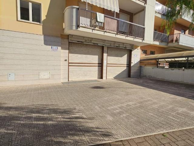 Locale Commerciale in vendita a Andria, Barletta-Andria-Trani